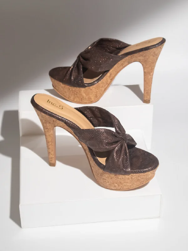 Trendy sandals for men with fabric straps and casual design for laid-back style-Women Brown Printed Platform Heels